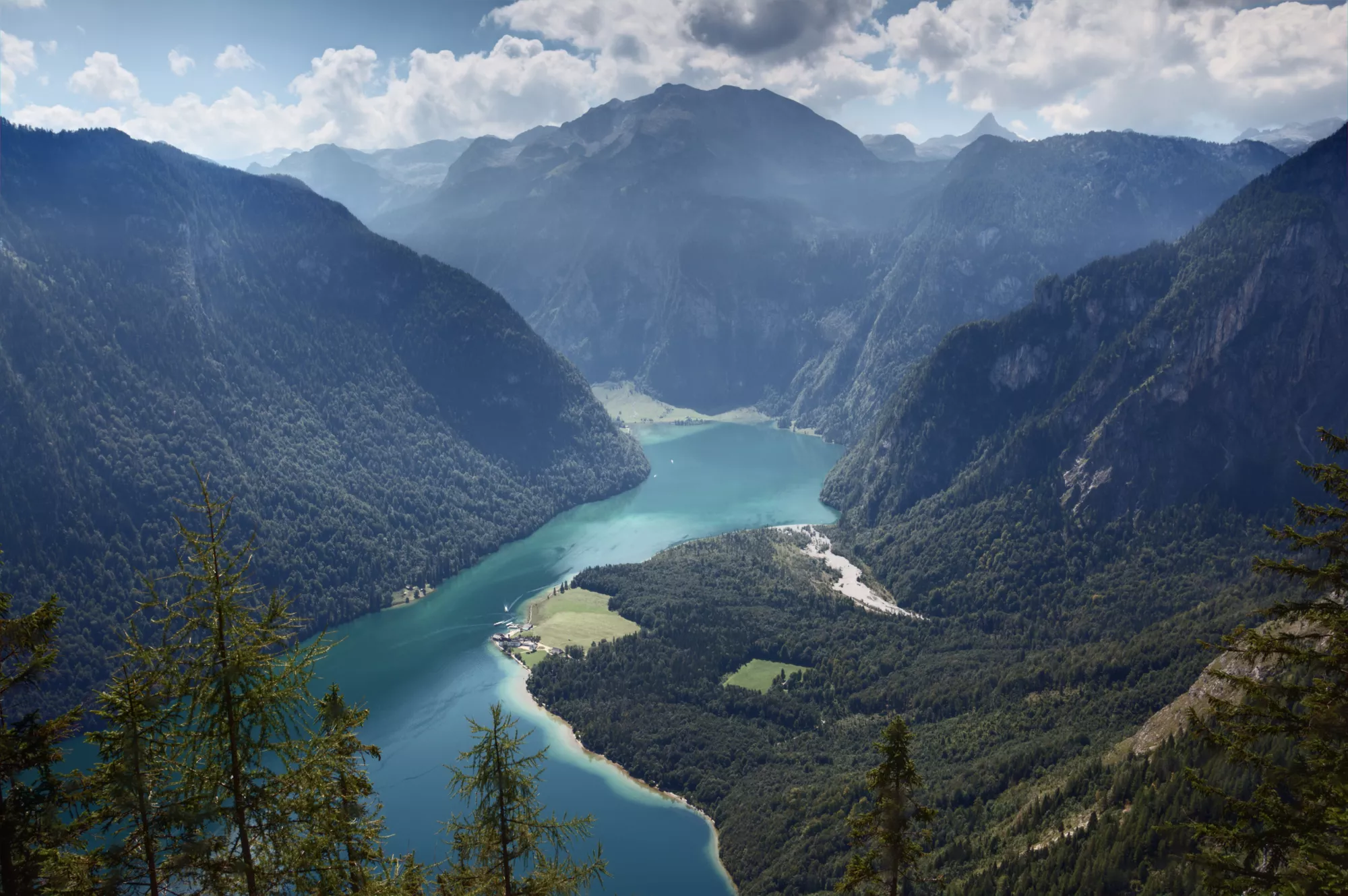 Een blauw meer dat wordt omgeven door steile bergwanden