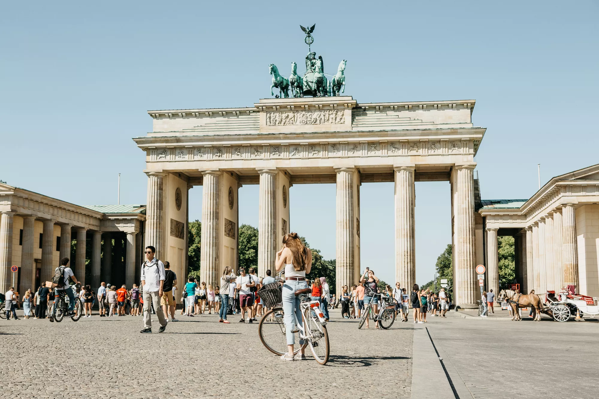 Brandenburger Tor op een plein met veel toeristen