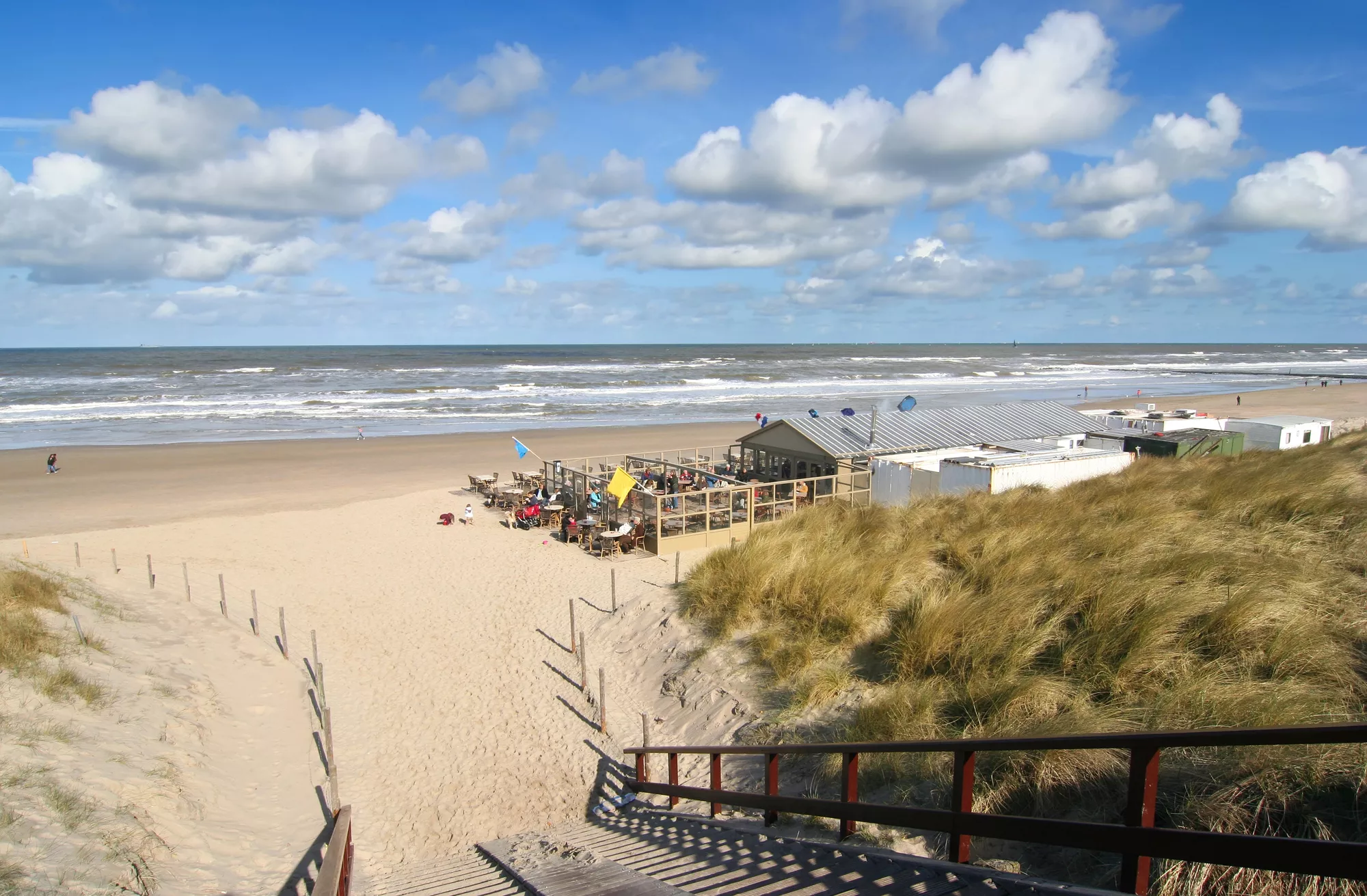 Strand omgang met een strandpaviljoen en de zee op de achtergrond