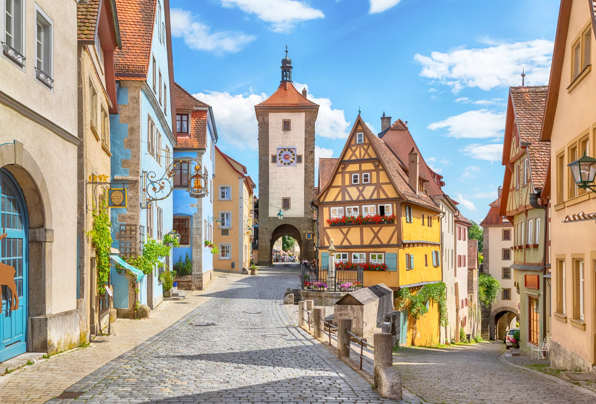 Straat in een middeleeuwse stad met kleurrijke huisjes