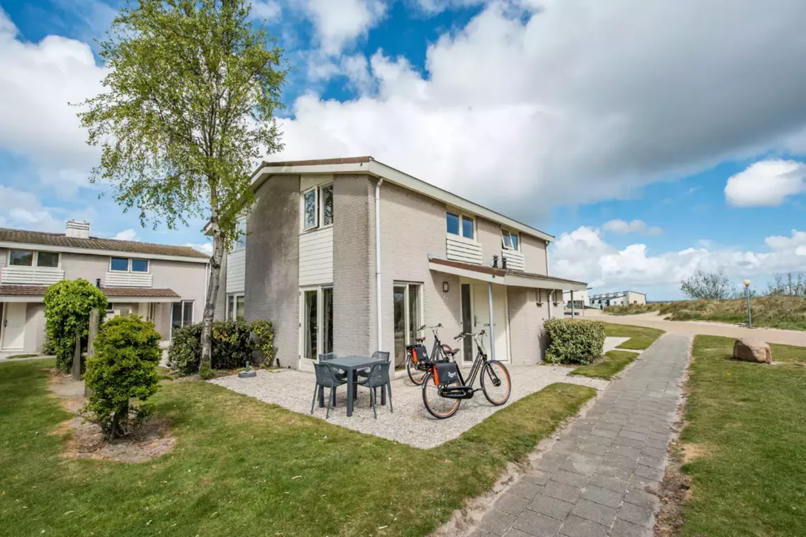 vkaantiehuisje Roompot Beach Resort mte twee fietsen die buiten staan