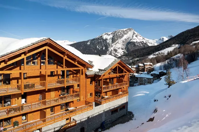 vakantiehuisje onder sneeuw in de franse bergen