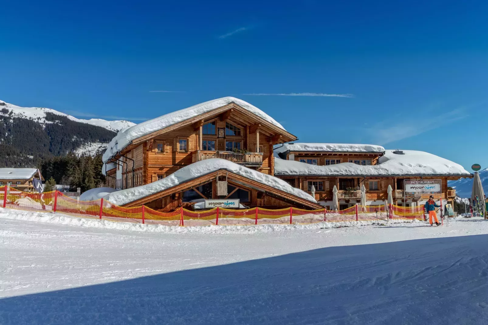 vakantiehuisje in sneeuw aan de piste