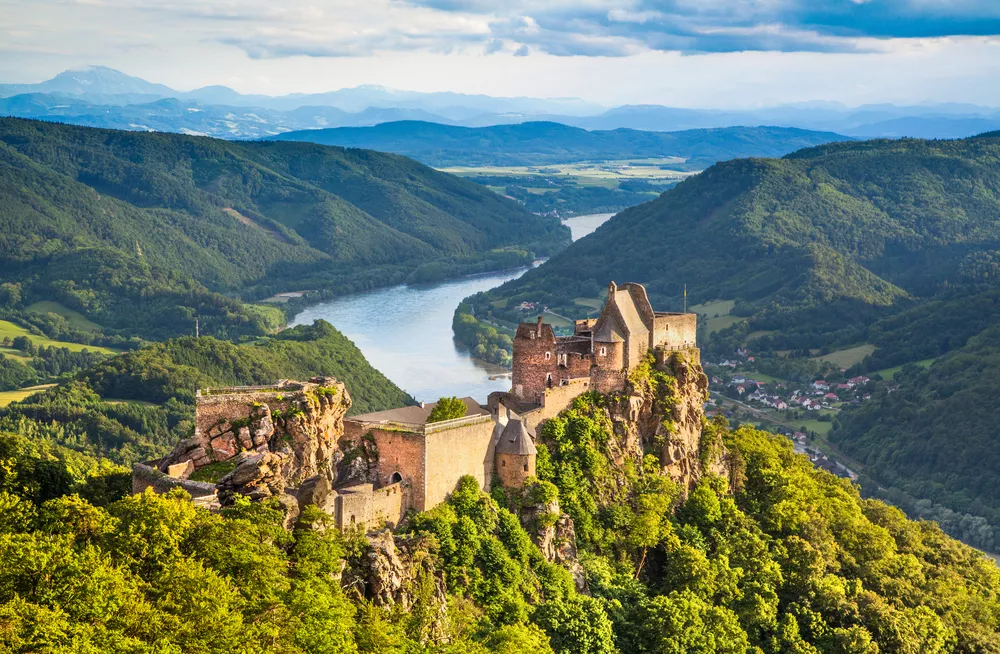 Prachtige landschap met aggstein kasteel ruïne en Donau rivier bij zonsondergang in Wachau